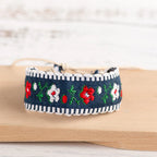 Handgefertigtes besticktes Boho-Brasilienarmband blau und weiß