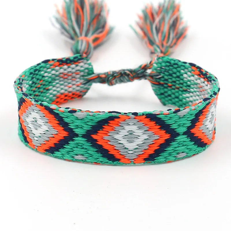 Breites brasilianisches Armband mit geometrischen Mustern grün