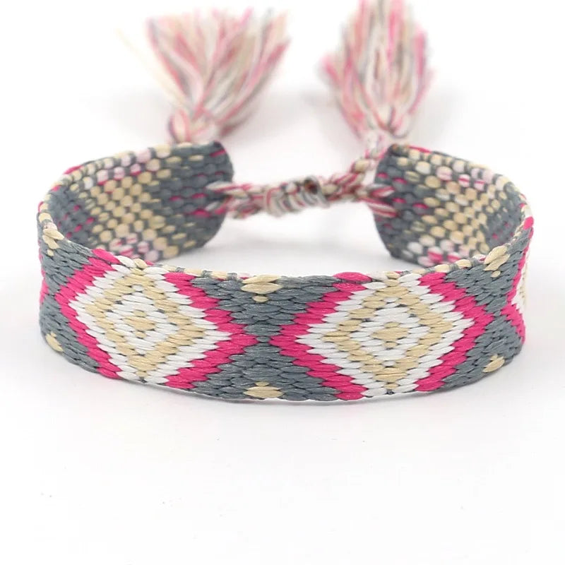 Breites brasilianisches Armband mit geometrischen Mustern rosa