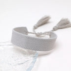 Handgemachtes brasilianisches Armband in sanften Pastellfarben grau