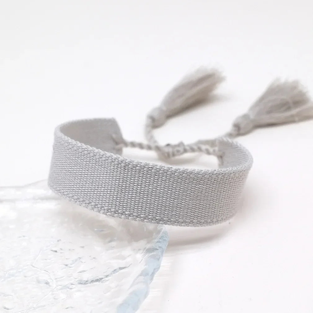 Handgemachtes brasilianisches Armband in sanften Pastellfarben grau