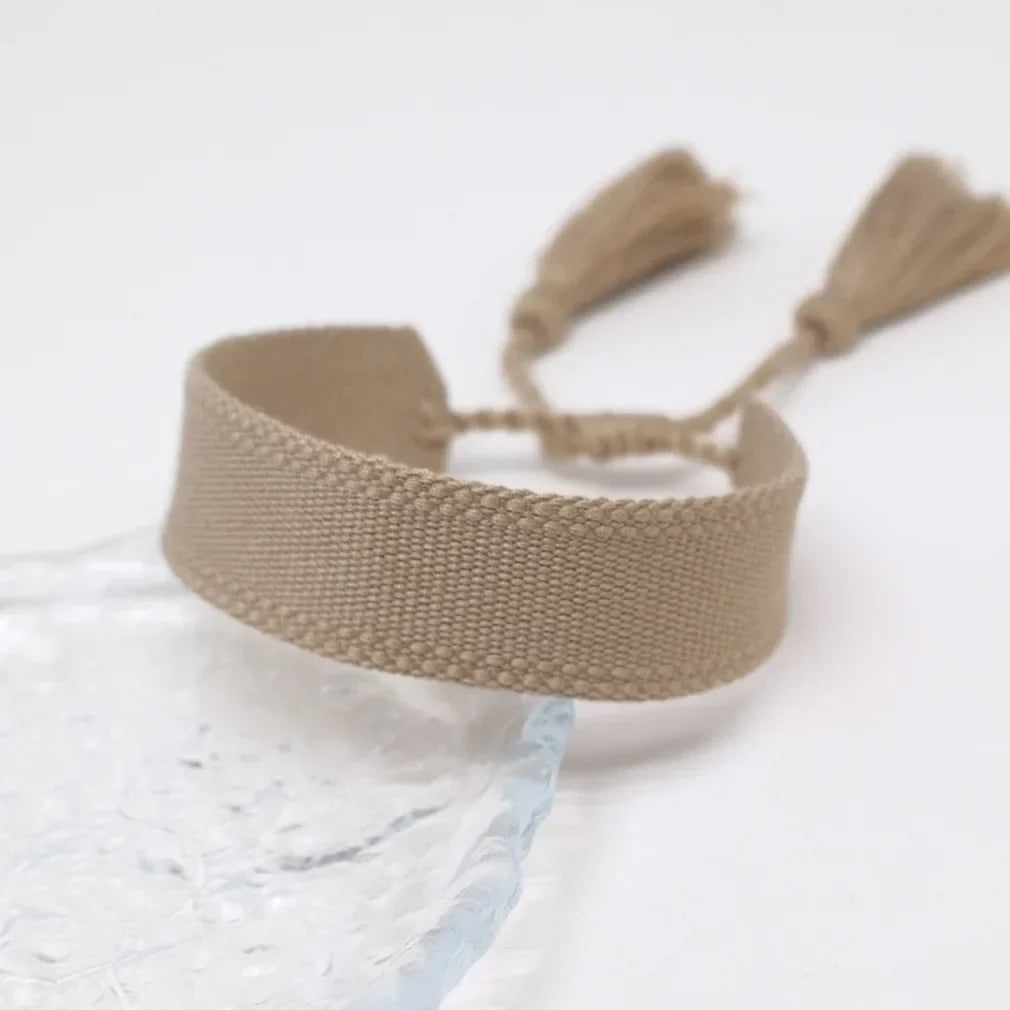 Handgemachtes brasilianisches Armband in sanften Pastellfarben braun