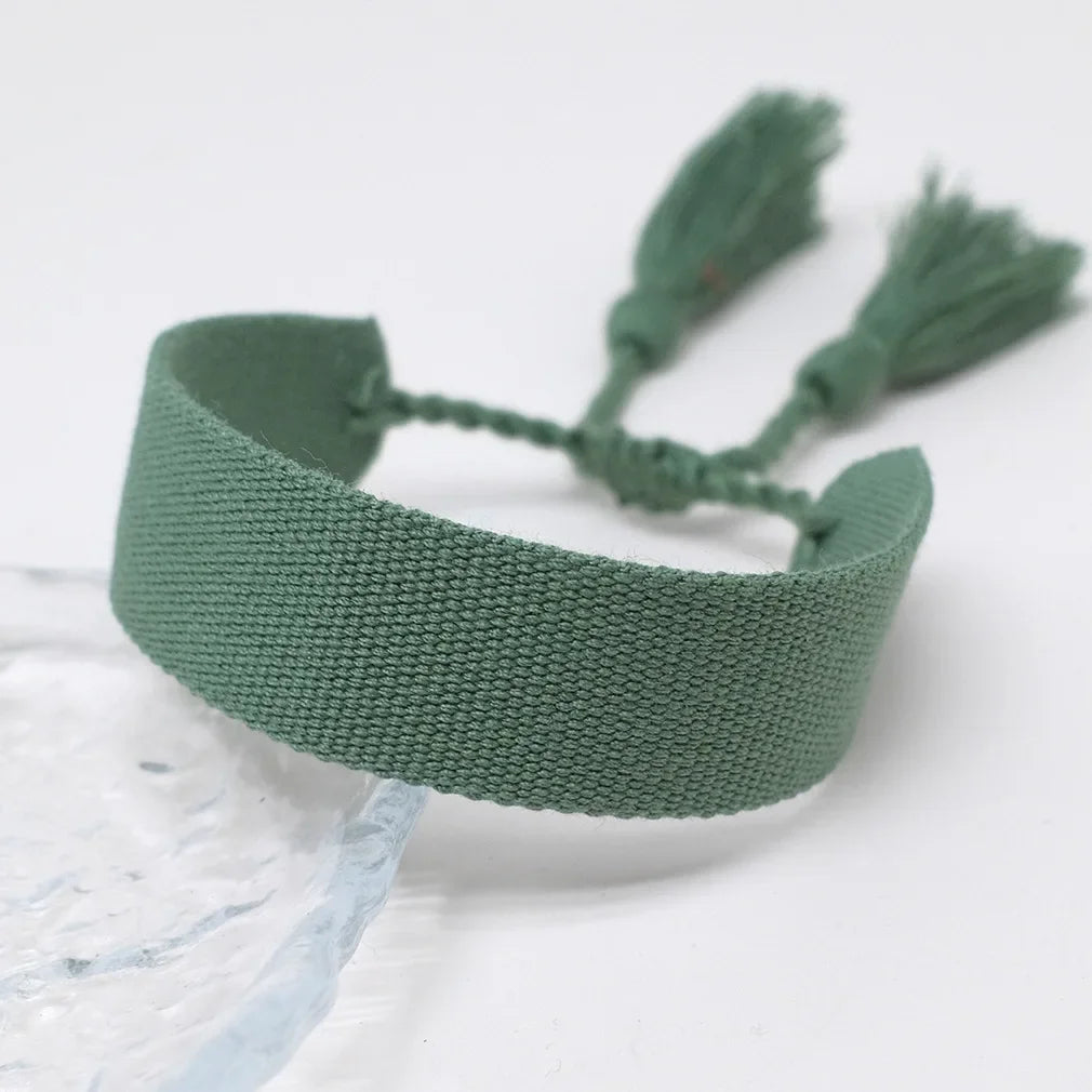 Handgemachtes brasilianisches Armband in sanften Pastellfarben dunkelgrün