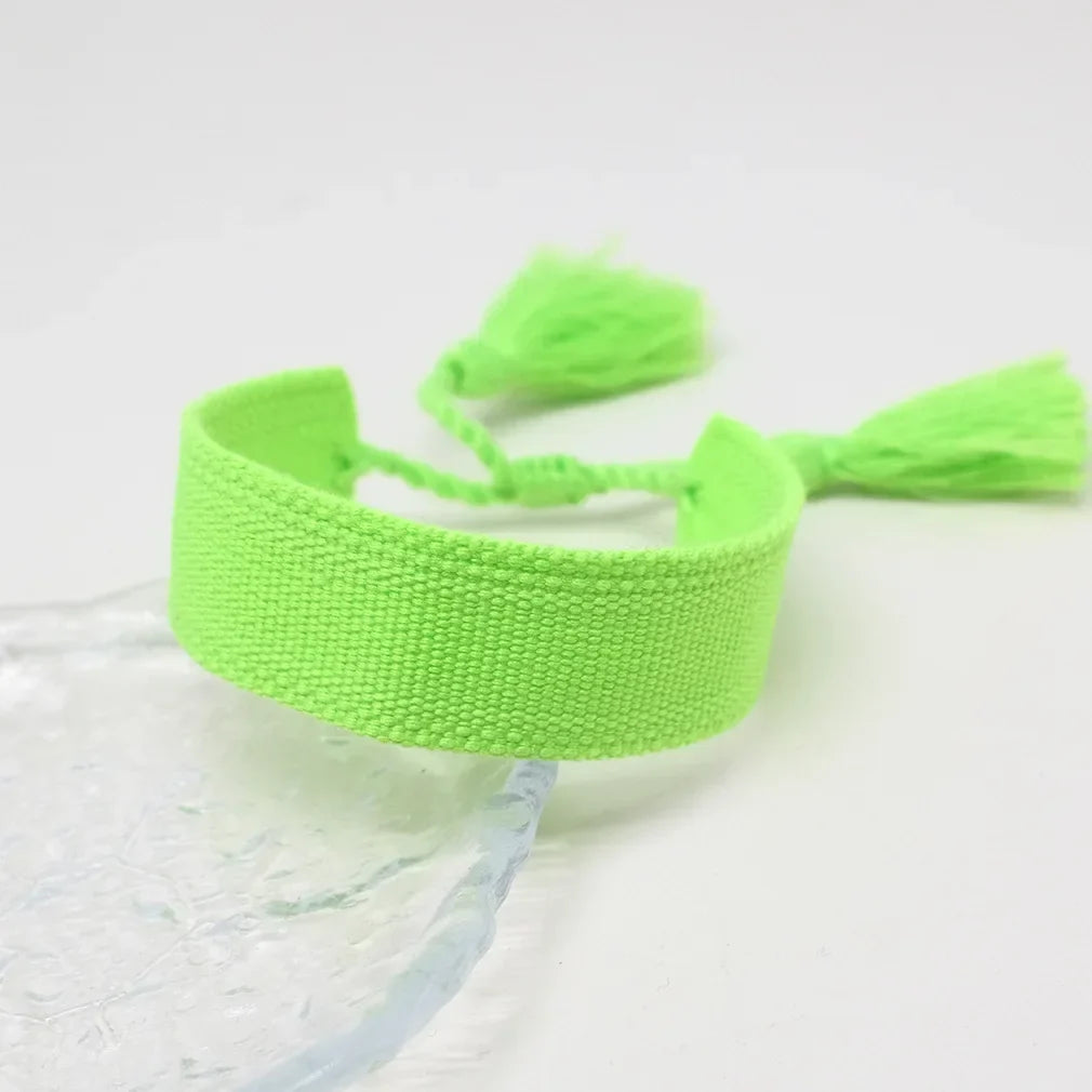 Handgemachtes brasilianisches Armband in sanften Pastellfarben hellgrün