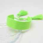 Handgemachtes brasilianisches Armband in sanften Pastellfarben hellgrün
