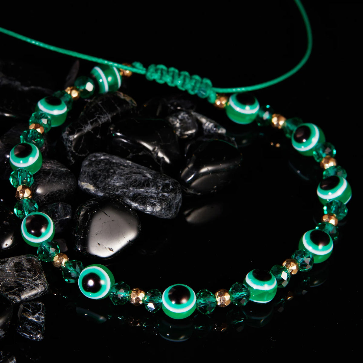 Bracelet cordon avec multiples perles oeil bleu protecteur vert