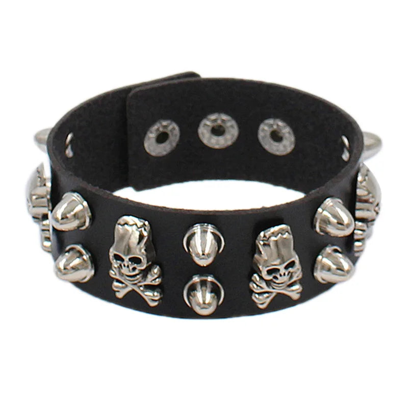 Pulseira em couro adornada com caveiras e pontas