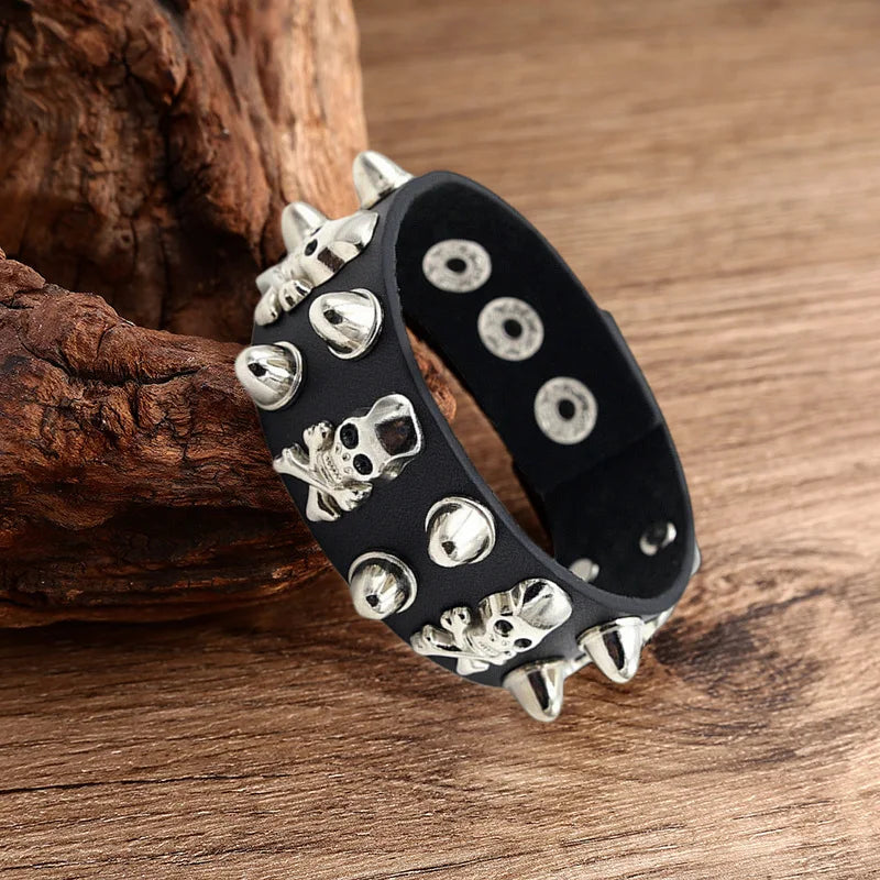 Pulseira em couro adornada com caveiras e pontas