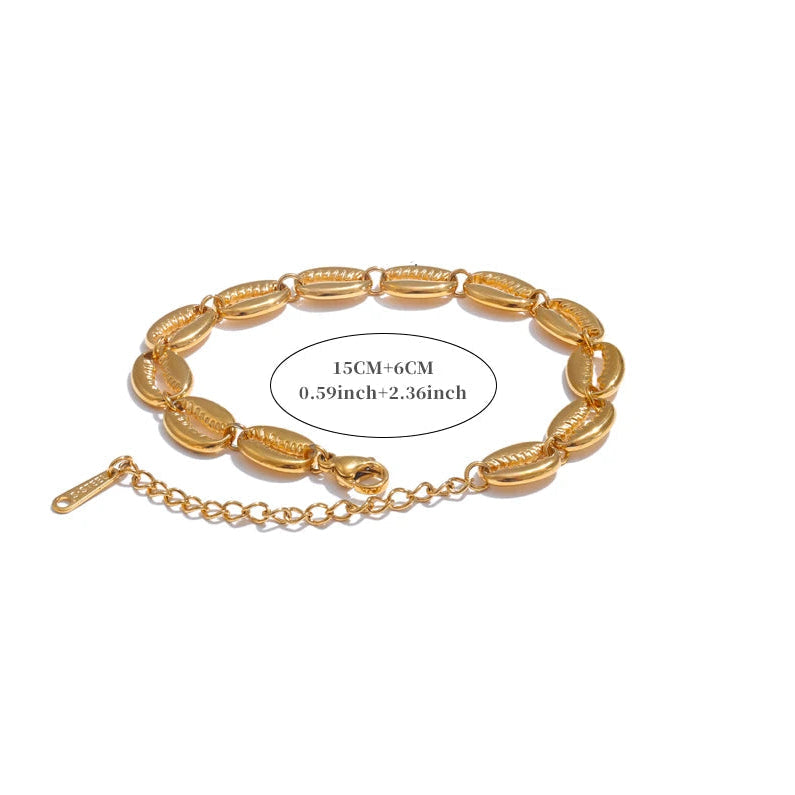 Bracciale dorato con conchiglia cauri