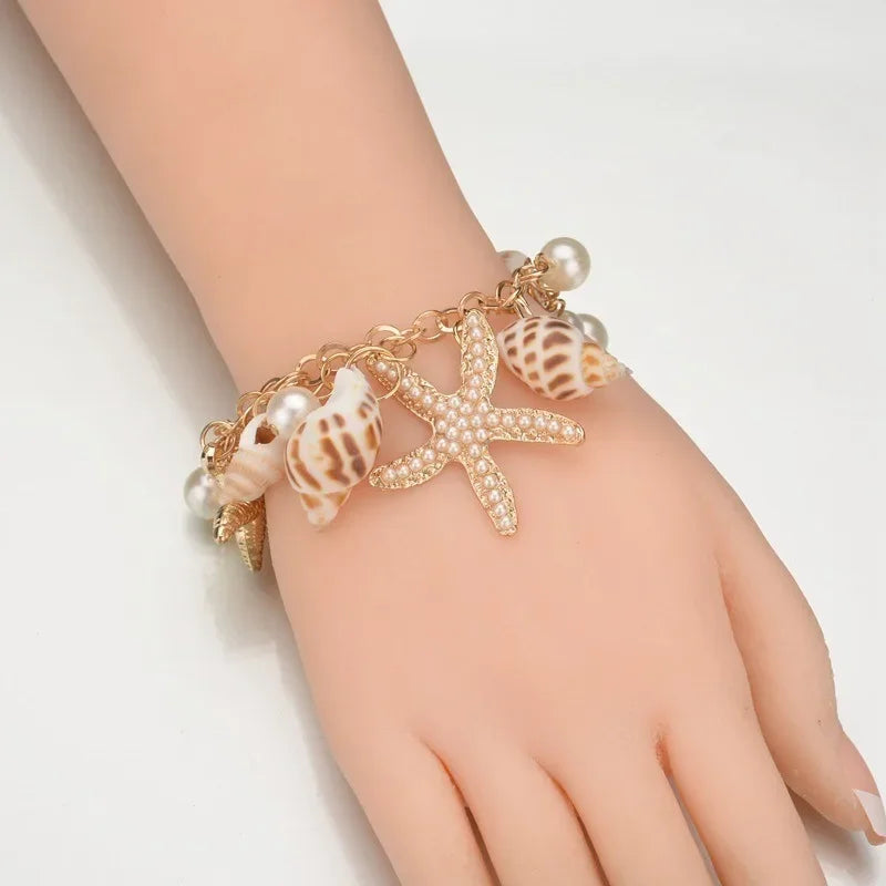 Elegantes Armband mit goldenen Muscheln
