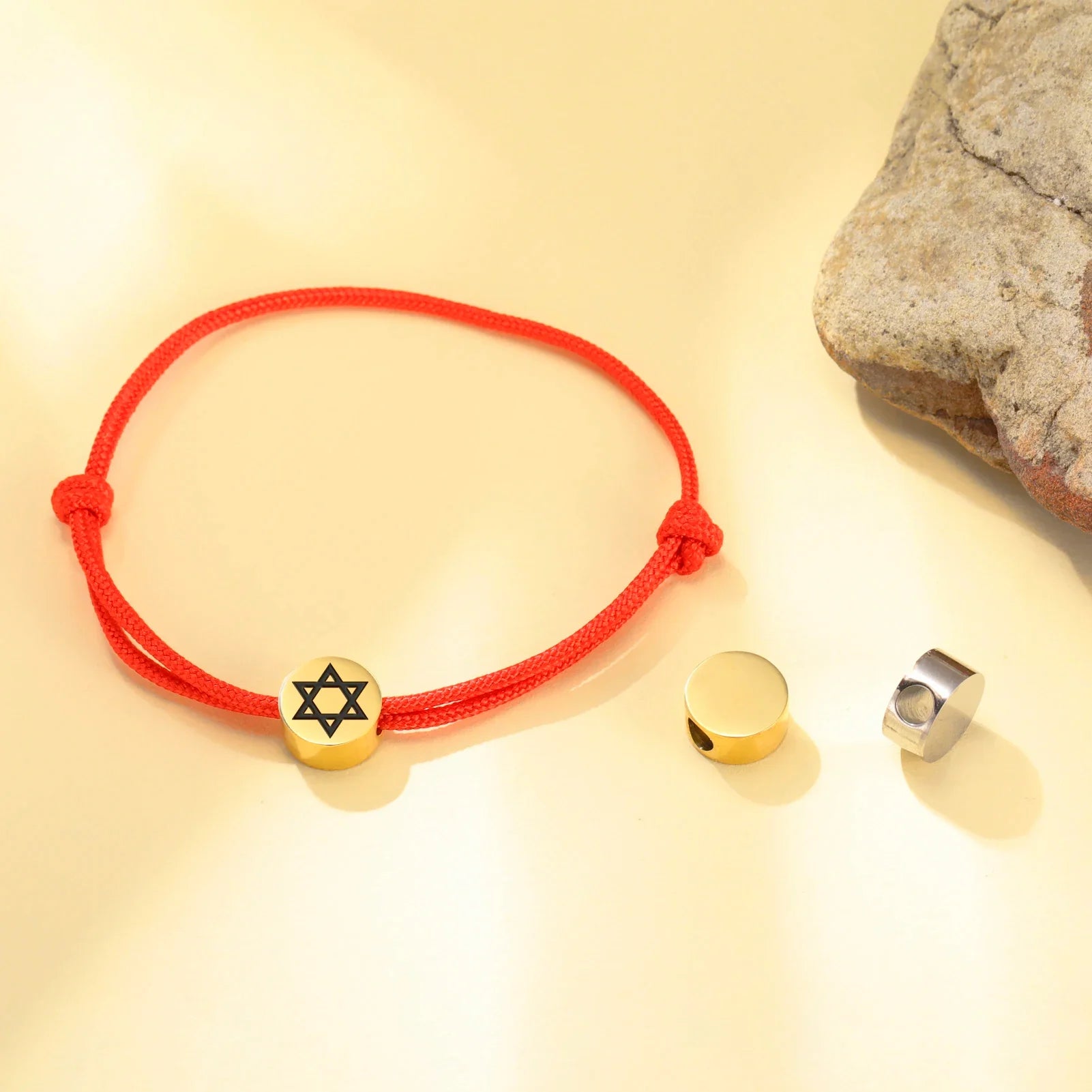Bracelet en corde avec le symbole juif étoile de David rouge et or