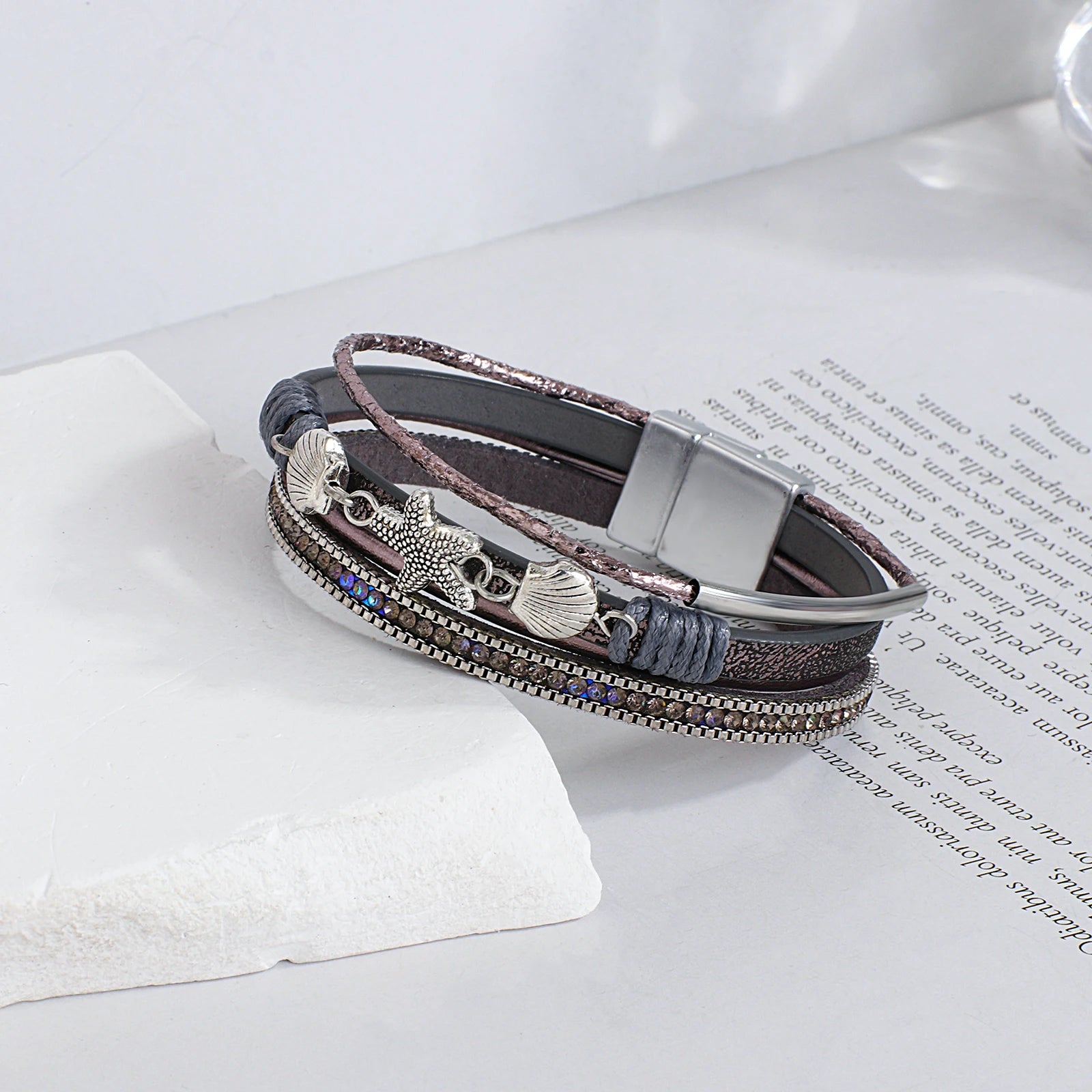 Armband aus Leder mit Muschel und Seestern in Grau