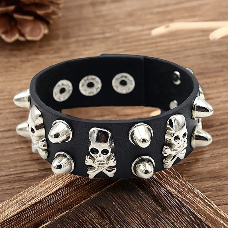 Pulseira em pele adornada com caveiras e picos 