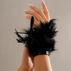 Armband mit luftiger rosa Feder, schwarz