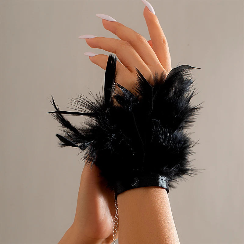 Armband mit luftiger rosa Feder, schwarz