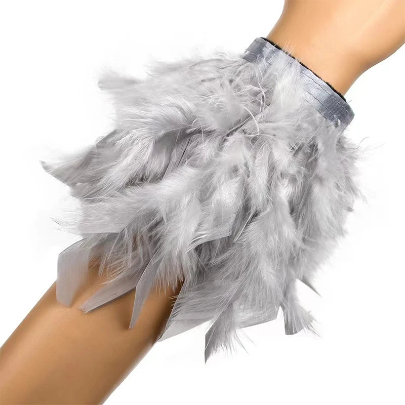 Armband mit luftiger rosa Feder, grau