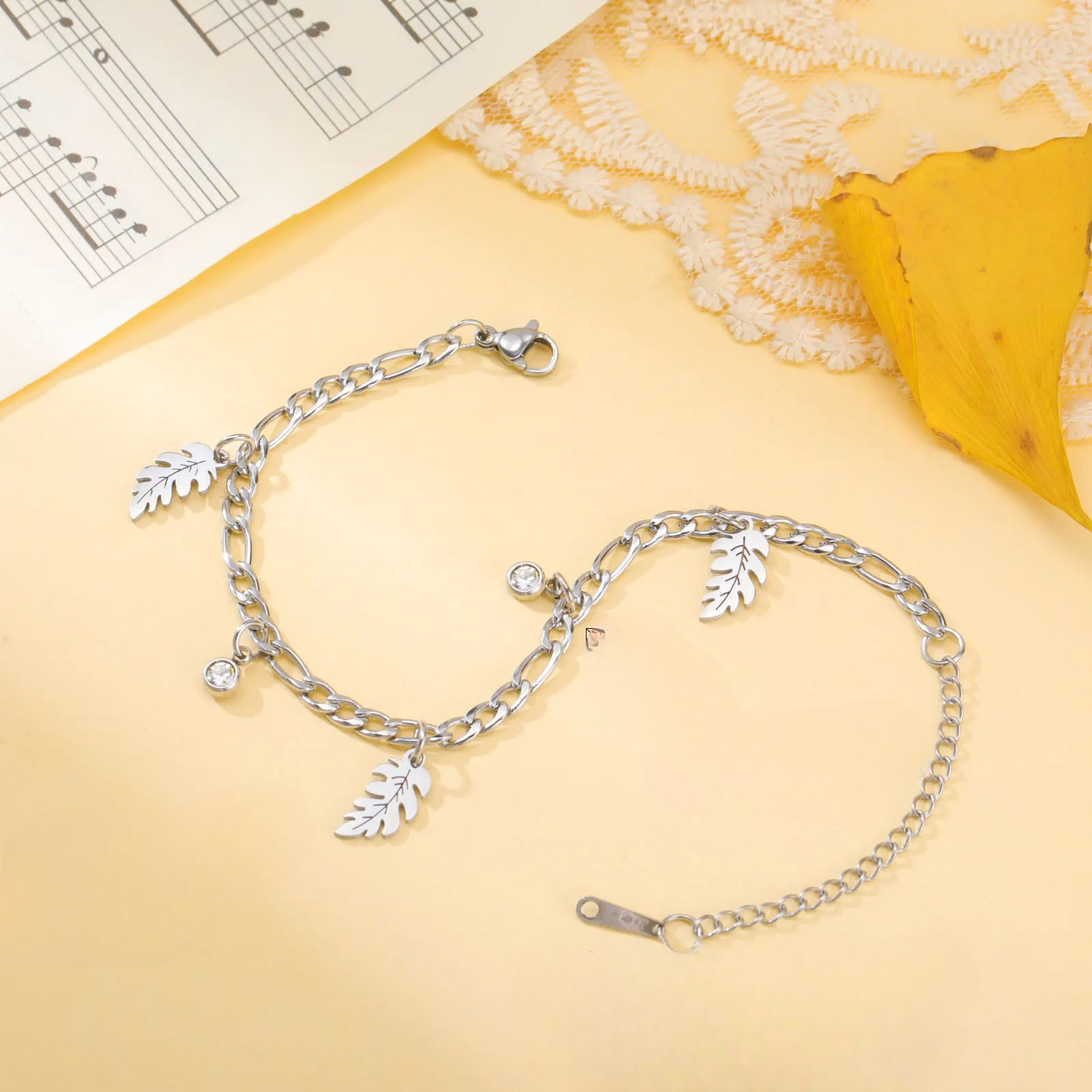 Pálmalevél és cirkón karkötő 