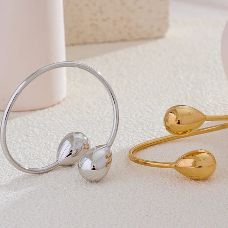 Sidabrinė žavesio apyrankė su vandens lašo pakabuku