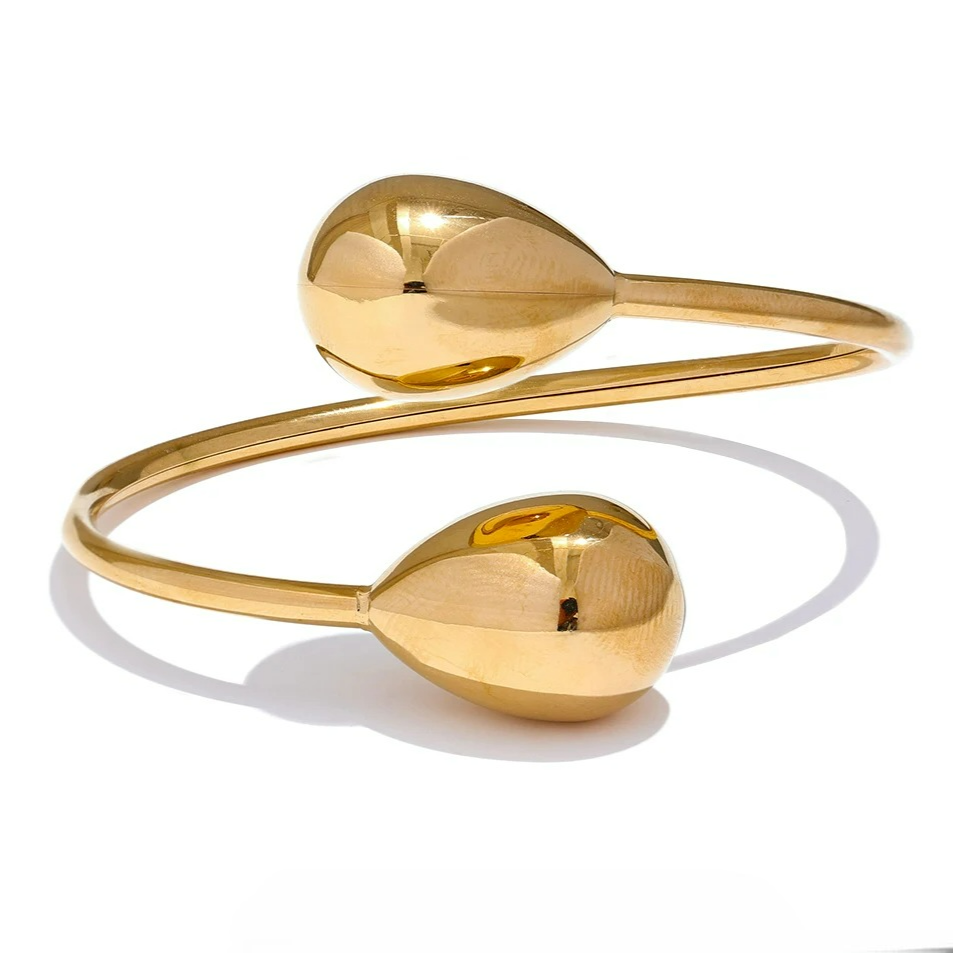 Auksinė žavesio apyrankė su vandens lašo pakabuku