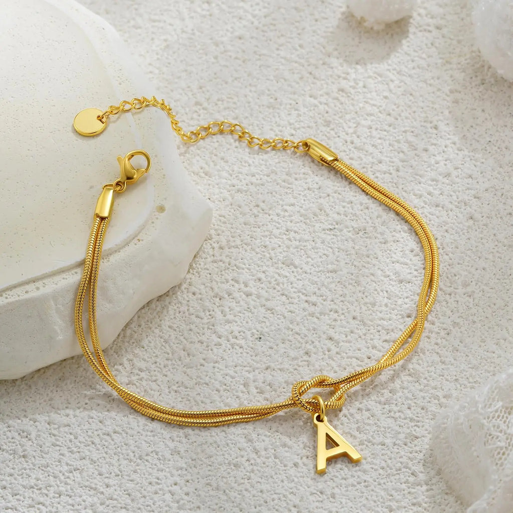 Kezdőbetűs és csomós karkötő - betű 