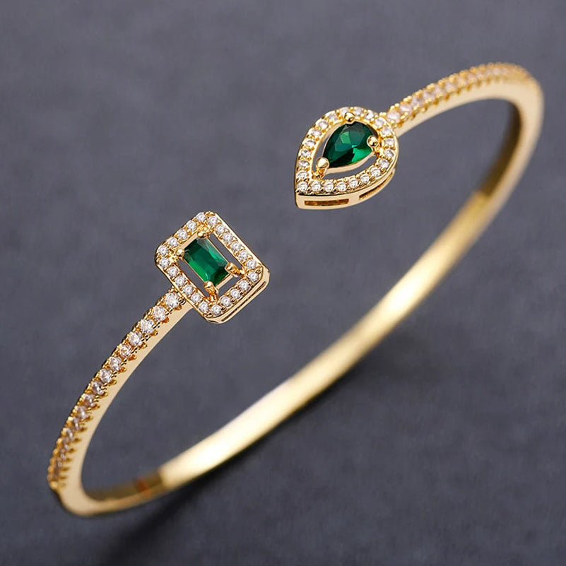 Pulseira aberta pavé de strass e pedra de cristal em forma de gota de água dourado e verde