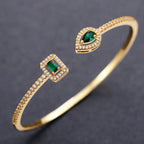 Pulseira aberta pavé de strass e pedra de cristal em forma de gota de água dourado e verde