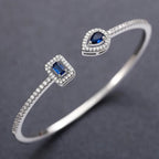 Pulseira aberta pavé de strass e pedra de cristal em forma de gota de água prateado e azul