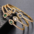 Pulseira aberta pavé de strass e pedra de cristal em forma de gota de água