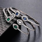 Pulseira aberta pavé de strass e pedra de cristal em forma de gota de água