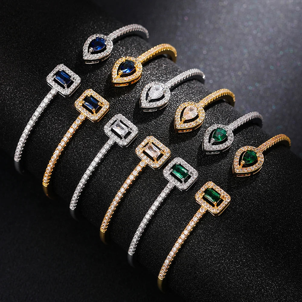Pulseira aberta pavé de strass e pedra de cristal em forma de gota de água dourado e branco