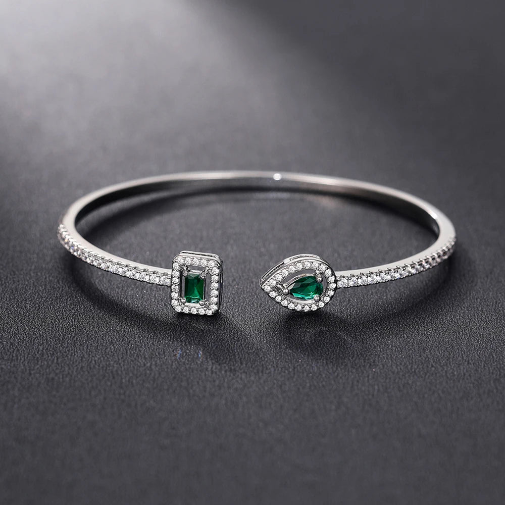 Pulseira aberta pavé de strass e pedra de cristal em forma de gota de água prateado e verde