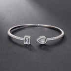 Pulseira aberta pavé de strass e pedra de cristal em forma de gota de água prateado e branco