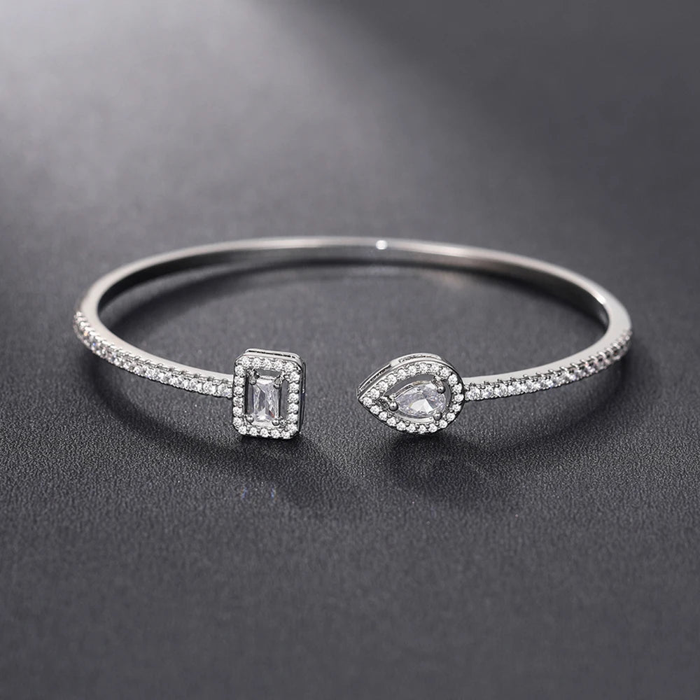 Pulseira aberta pavé de strass e pedra de cristal em forma de gota de água prateado e branco