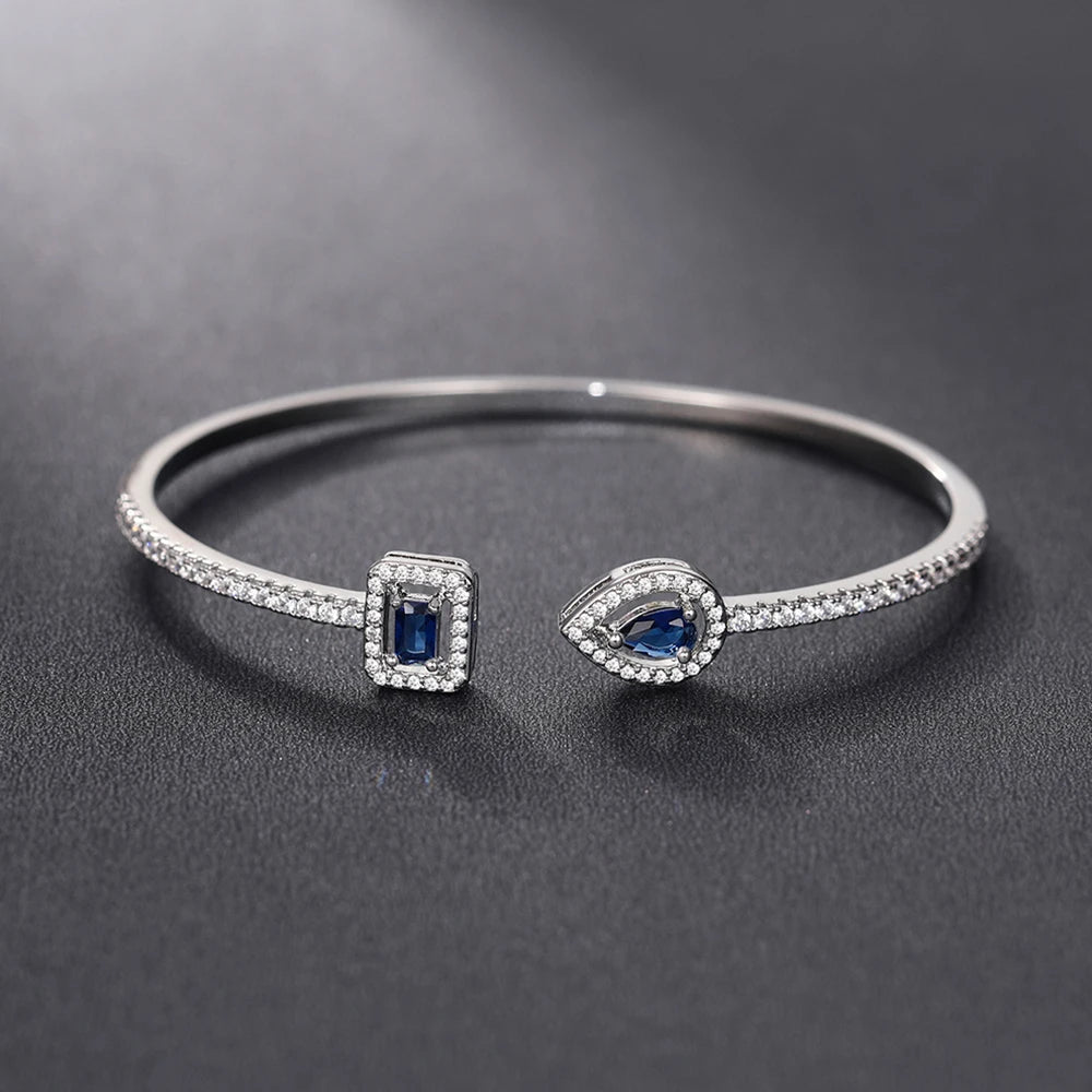 Pulseira aberta pavé de strass e pedra de cristal em forma de gota de água prateado e azul