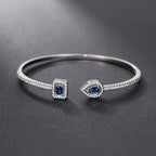 Pulseira aberta pavé de strass e pedra de cristal em forma de gota de água prateado e azul