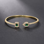 Pulseira aberta pavé de strass e pedra de cristal em forma de gota de água dourado e verde