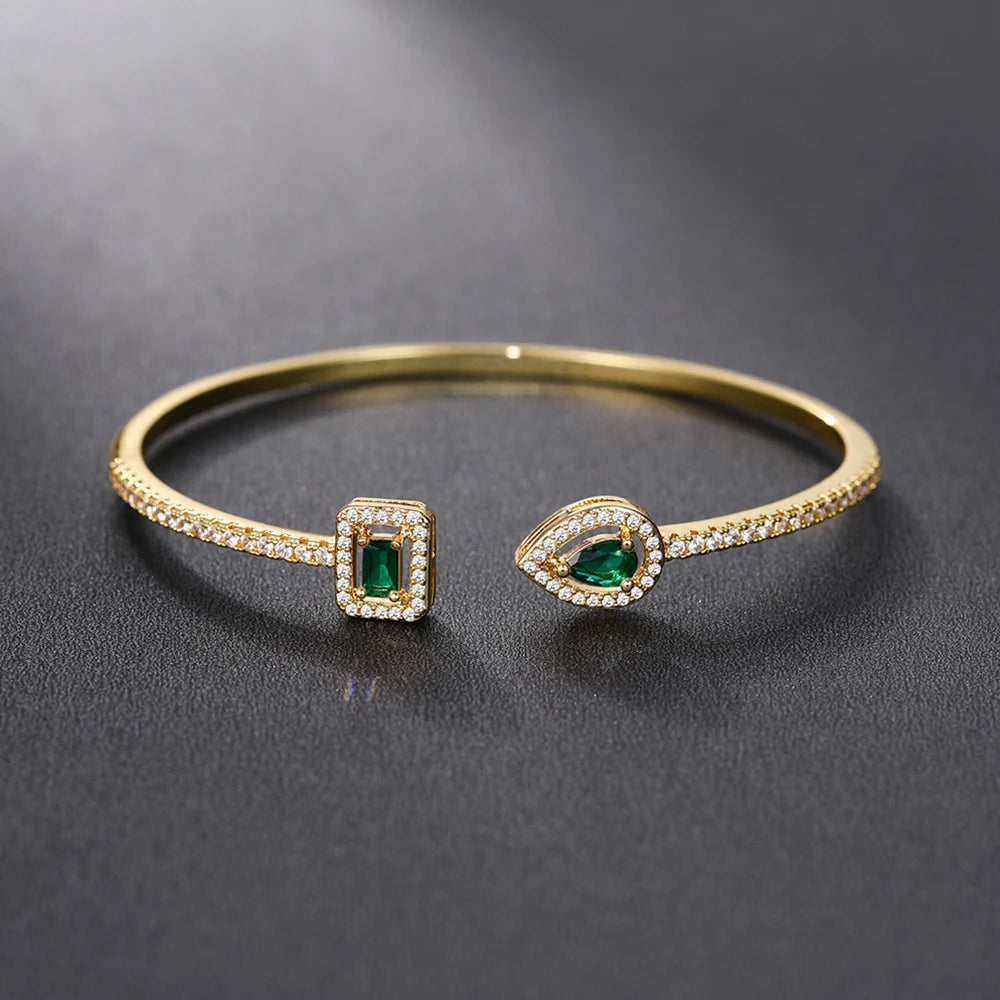 Pulseira aberta pavé de strass e pedra de cristal em forma de gota de água dourado e verde
