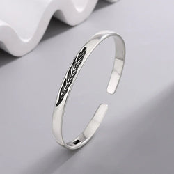 Bracelet jonc ouvert plume argentée