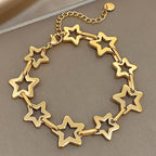 Armbånd med flere geometriske stjerner i guld