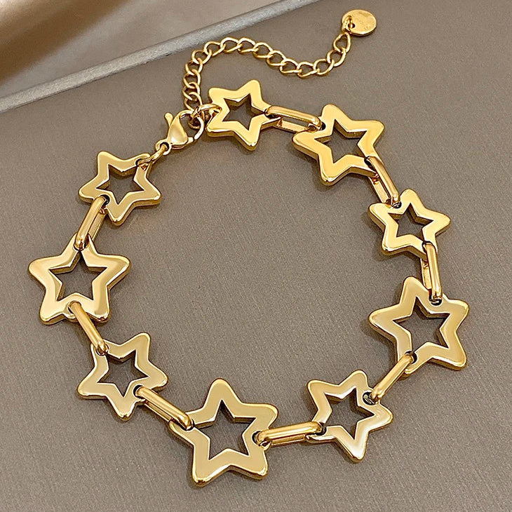 Armbånd med flere geometriske stjerner i guld