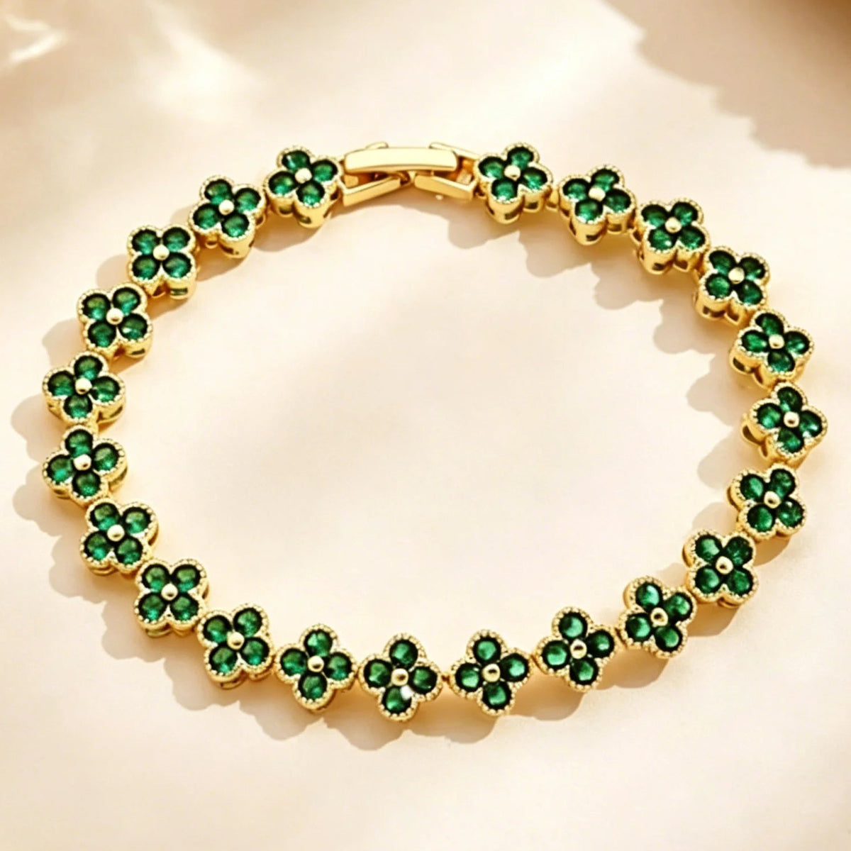 Mehrfach-Kleeblatt-Armband mit farbigen Kristallen in Gold und Grün