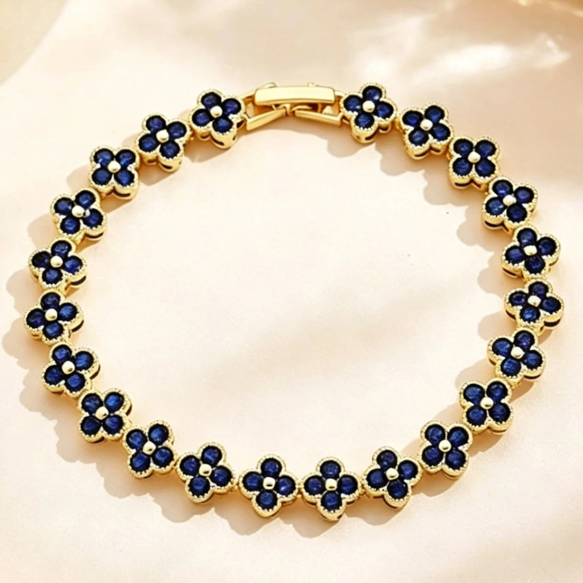 Mehrfach-Kleeblatt-Armband mit farbigen Kristallen in Gold und Blau
