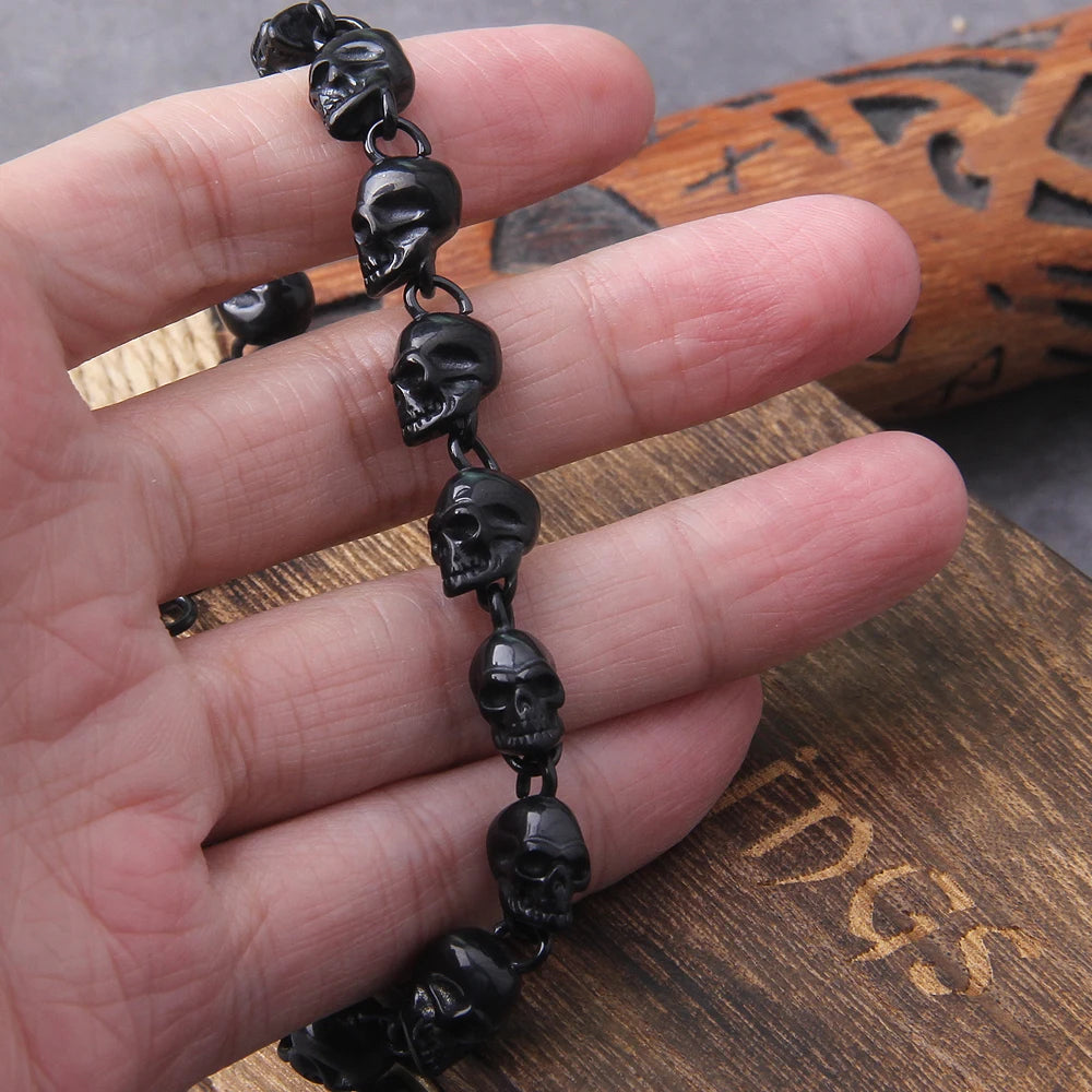 Pulseira com várias caveiras em preto