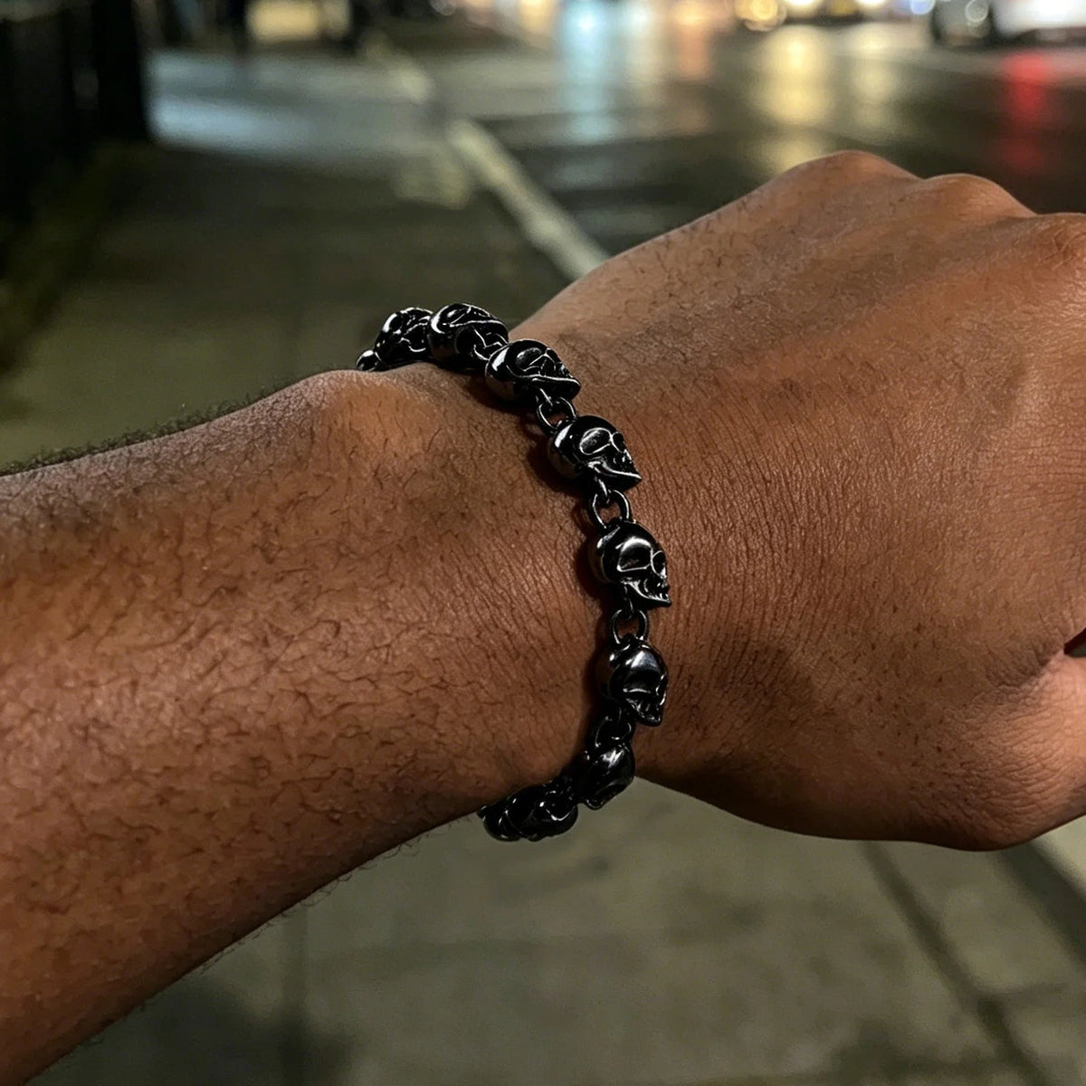 Pulseira com várias caveiras em preto