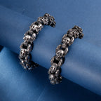 Armband mit mehreren Totenköpfen im silbernen Gothic-Stil