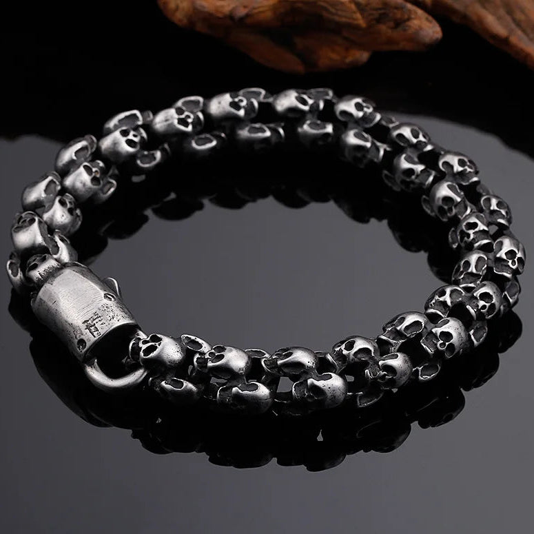 Armband mit mehreren Totenköpfen im schwarzen Gothic-Stil