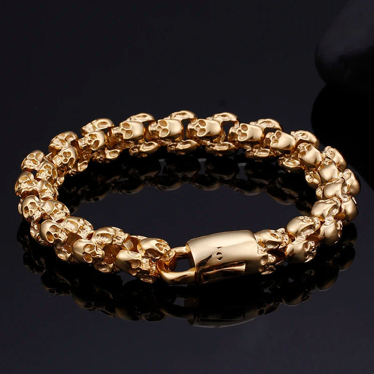 Pulseira com múltiplas caveiras estilo gótico dourada