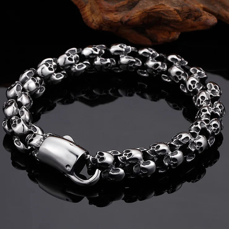 Armband mit mehreren Totenköpfen im silbernen Gothic-Stil