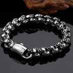 Armband mit mehreren Totenköpfen im silbernen Gothic-Stil