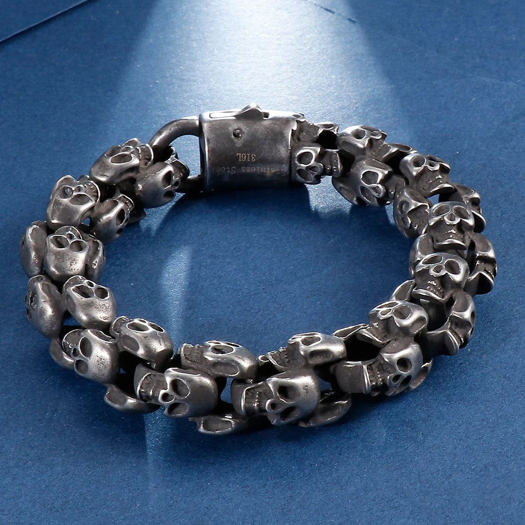 Armband mit mehreren Totenköpfen im schwarzen Gothic-Stil